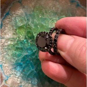 Totally trendy black engagement set in black rhodium, sterling silver. Size 6